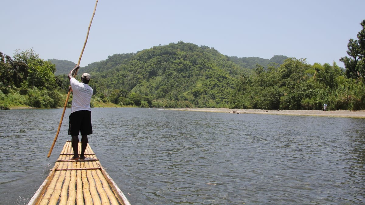 Raft, který však více připomíná vor, Black River, Jamajka
