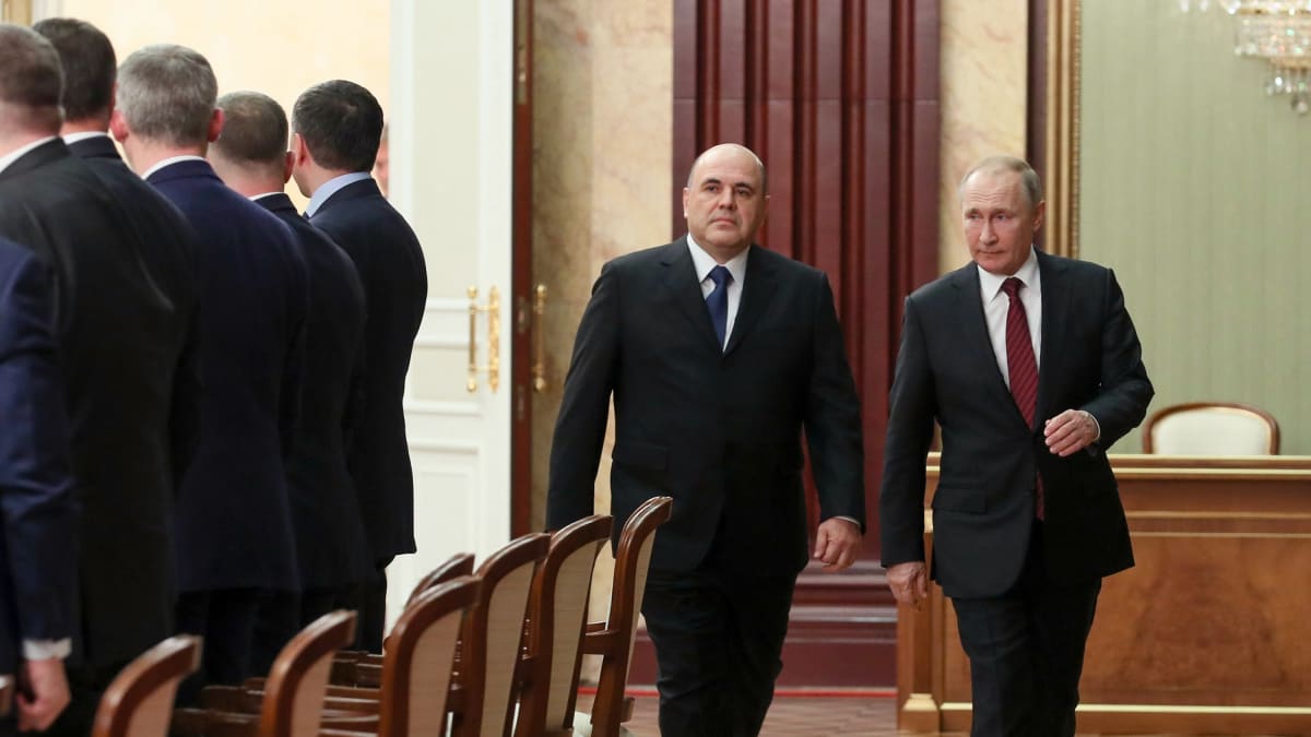 Vladimir Putin a Michail Mišustin na schůzi nové ruské vlády