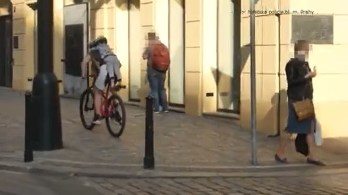 Cyklista vezl svého čtyřletého syna „na klíšťáka“