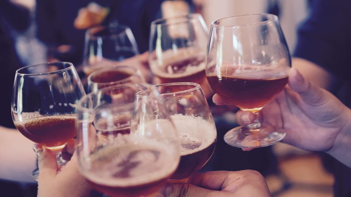 Školáky v Česku už prý alkohol tolik netáhne (ilustrační foto)