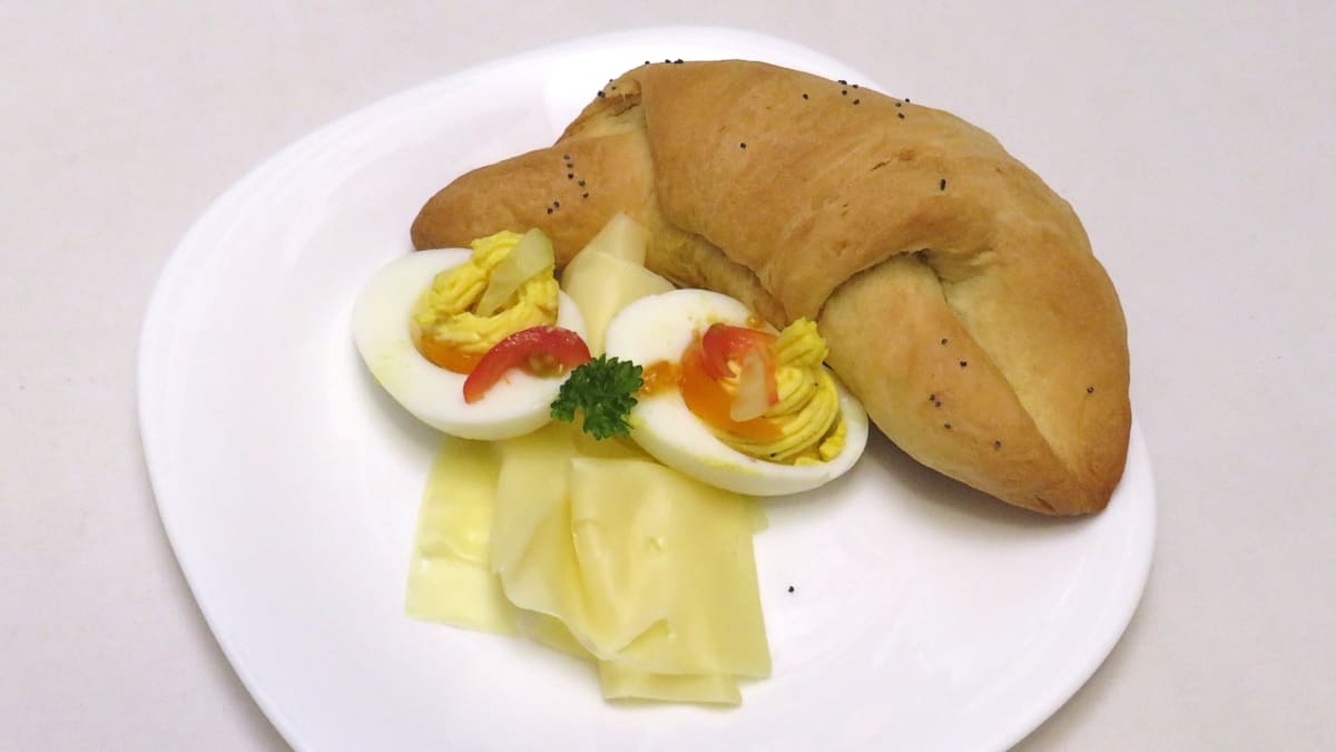 Plněná vejce, domácí pečivo