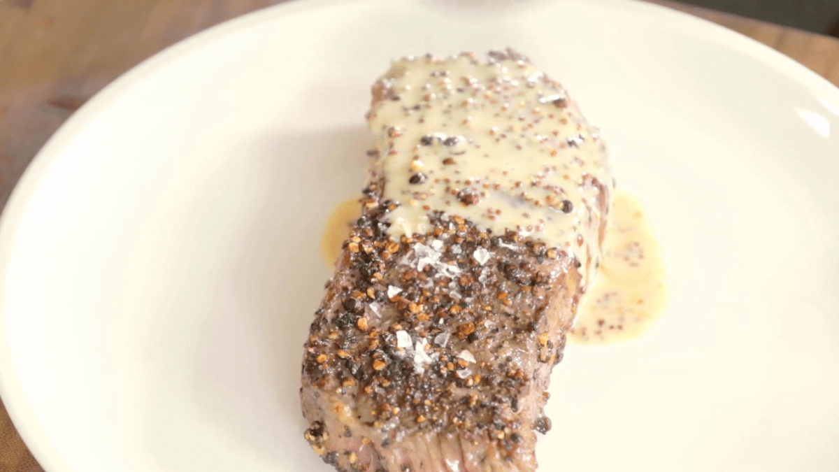 Steak s pepřovou krustou a omáčkou z hrubozrnné hořčice