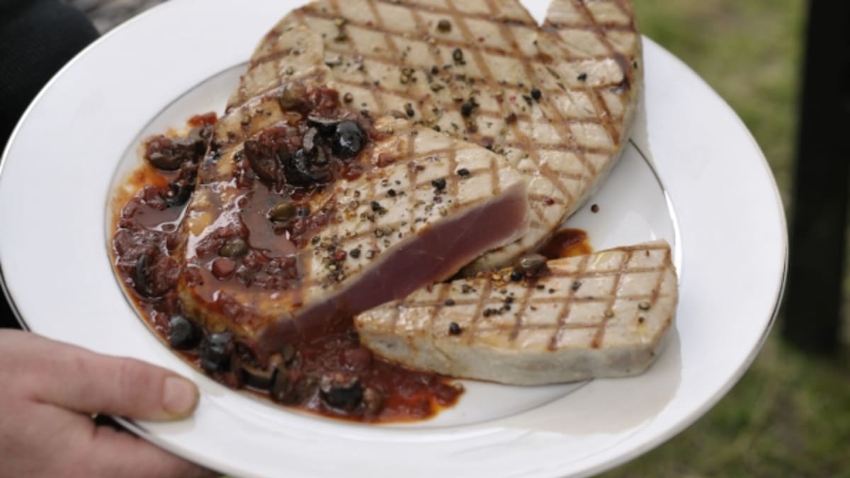 Šéf na grilu - Grilovaný tuňák s červeným vínem, kapary a olivovou omáčkou