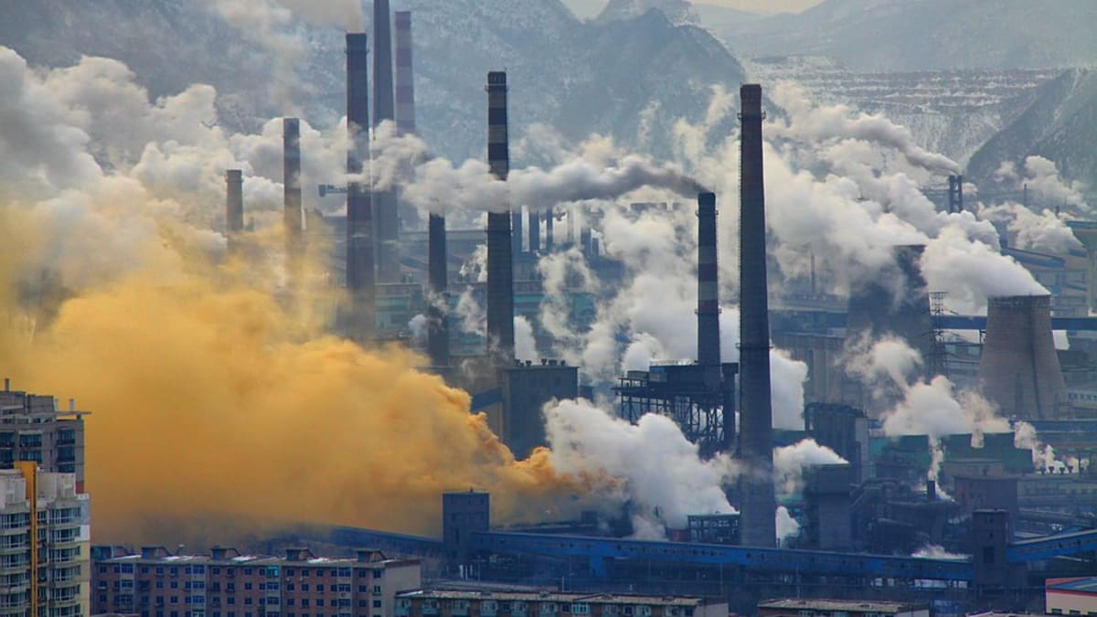 Čína je největší znečišťovatel ovzduší na světě a produkuje přibližně 30 % všech emisí CO2. Na fotce je průmyslový areál ve městě Pen-si