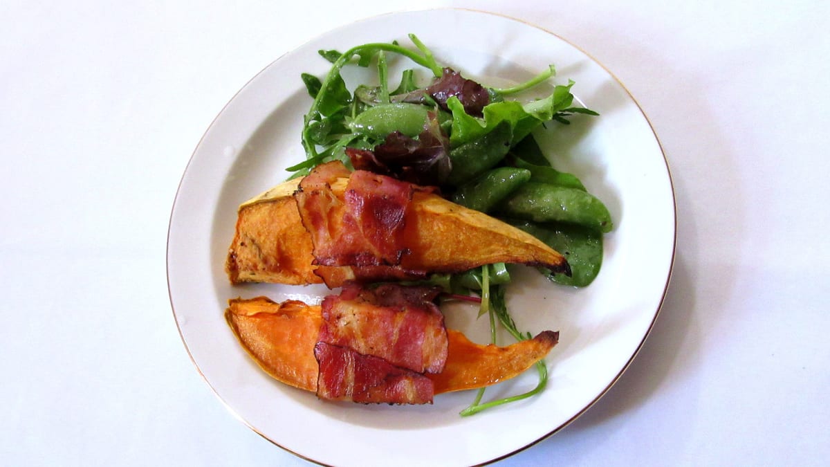 Batáty se slaninou a salátkem z cukrového hrášku s pikantní zálivkou