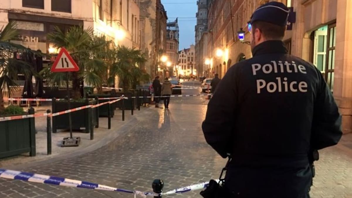 V Bruselu pobodal muž policistu přímo před stanicí. Údajně křičel „Allahu akbar“