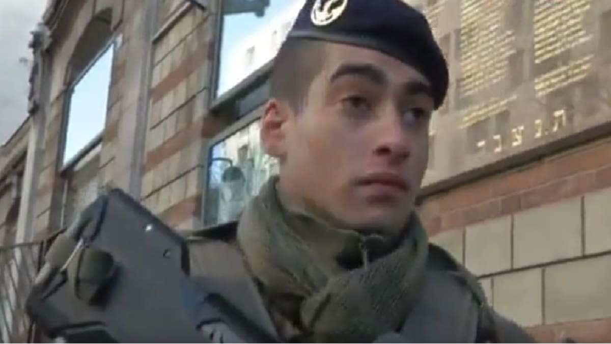 Francouzský voják hlídkuje před židovskou školou foto youtube