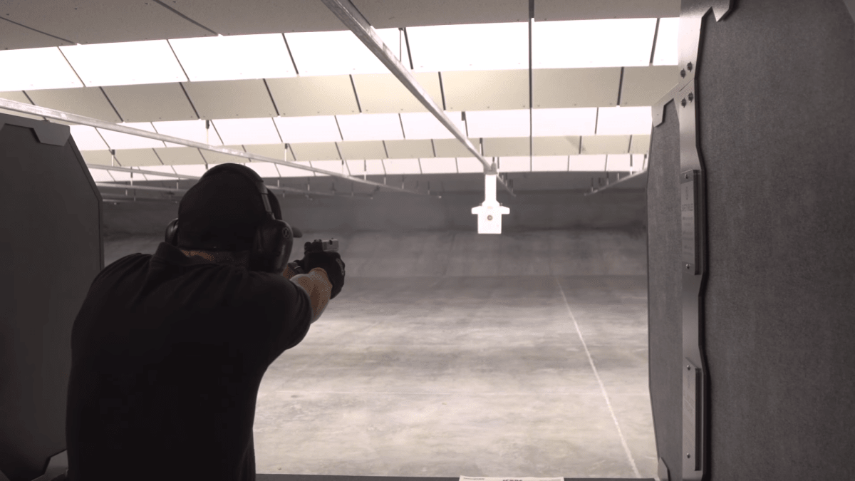 Na střelnici se učí i amatéři střelbě