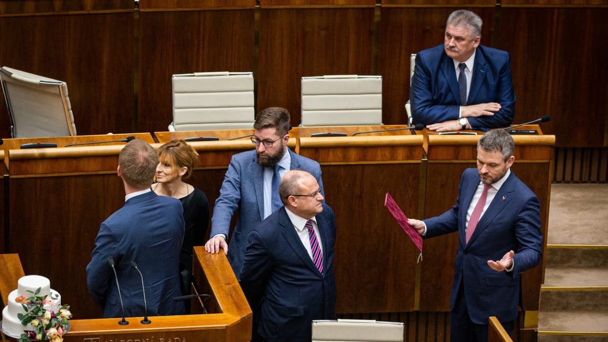 Mimořádná schůze slovenského parlamentu po obstrukcích znovu pokračuje