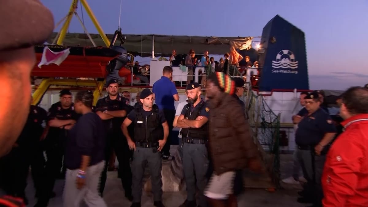 Loď Sea-Watch 3 s migranty přistála na italském ostrově