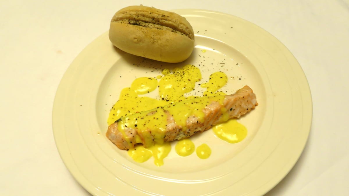 Filet z lososa s citronovou omáčkou a bagetkou