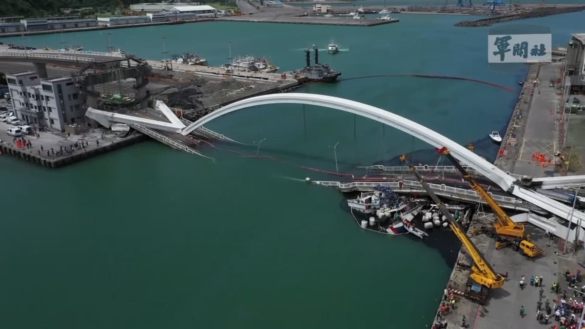 Kamera zachytila zřícení mostu na Tchajwanu