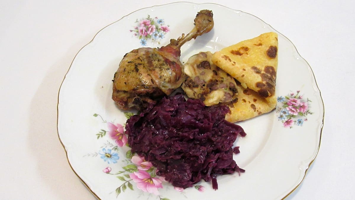 Pečené kačacie stehno s červenou kapustou a zemiakovou lokšou