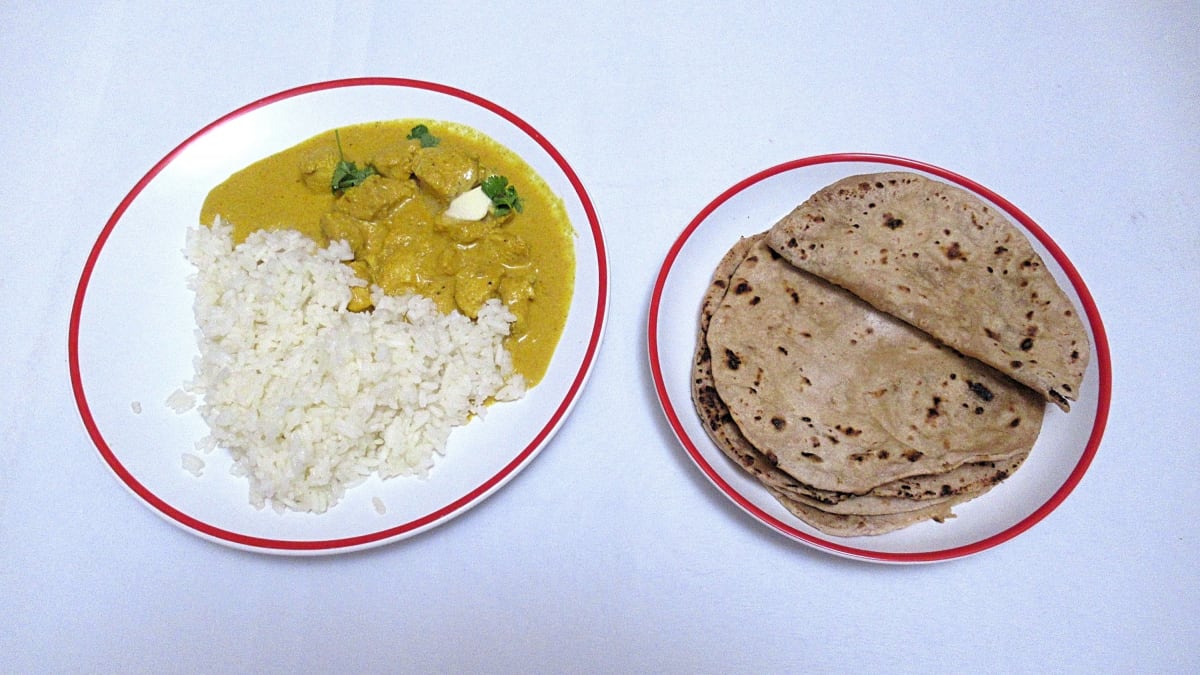 Máslové kuře, indický chléb chapati, rýže