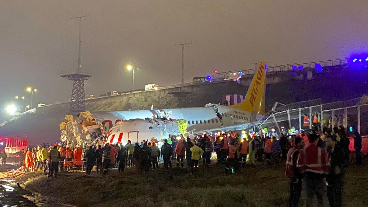 Na letišti Sabiha Gokcen v Istanbulu havarovalo letadlo (ZDROJ: Twitter)