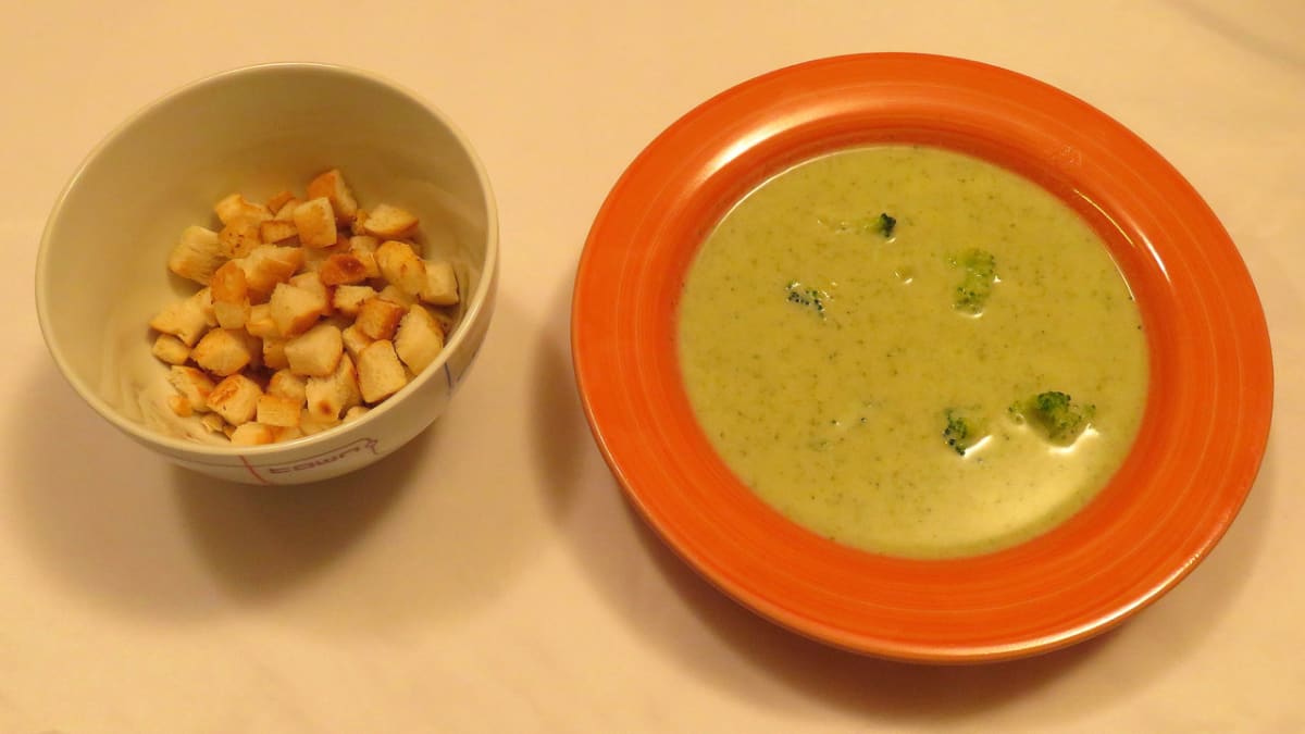 Brokolicová polévka se smetanou a opečenými krutony