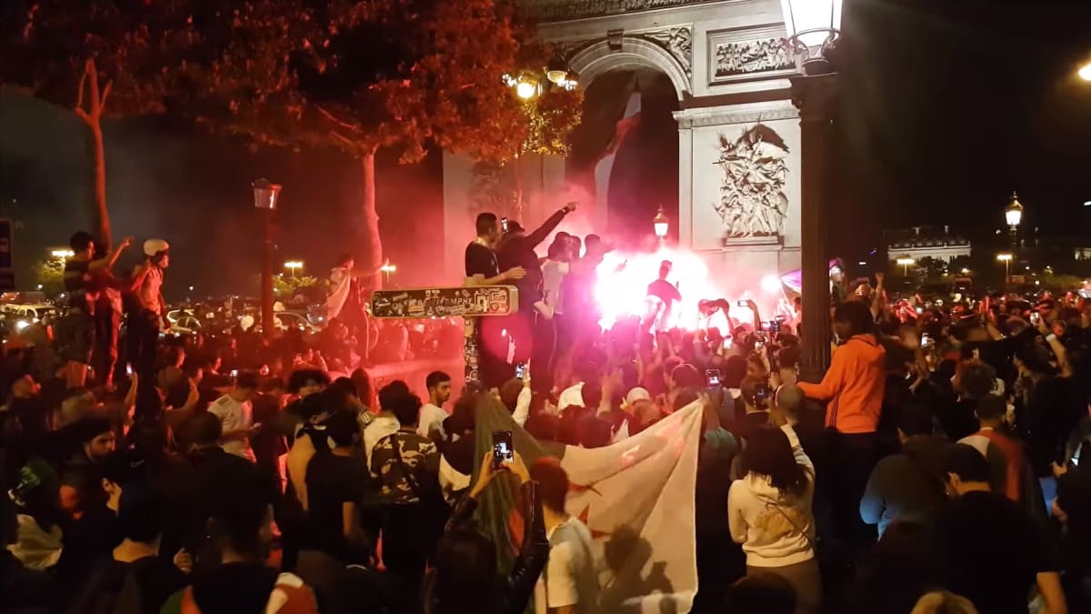 Oslavy alžírských fanoušků na Champs-Élysées