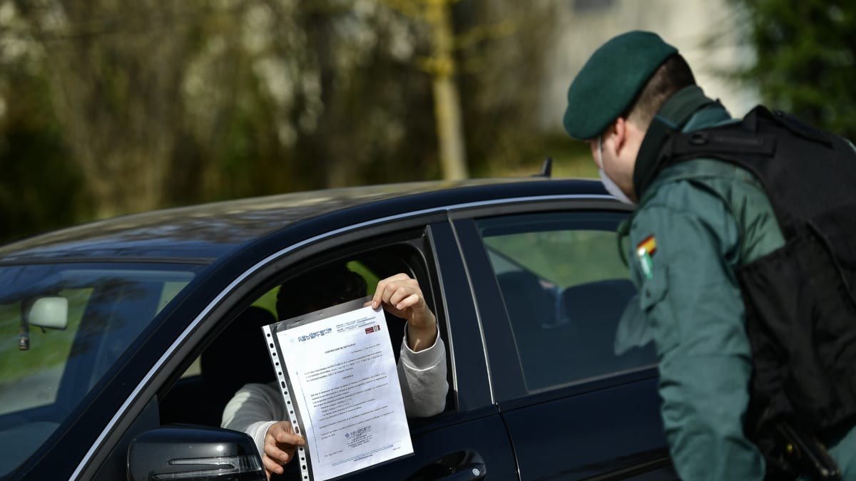 Policie na stanovišti u města Pamplona kontroluje řidiče, jestli mají povolení opustit oblast