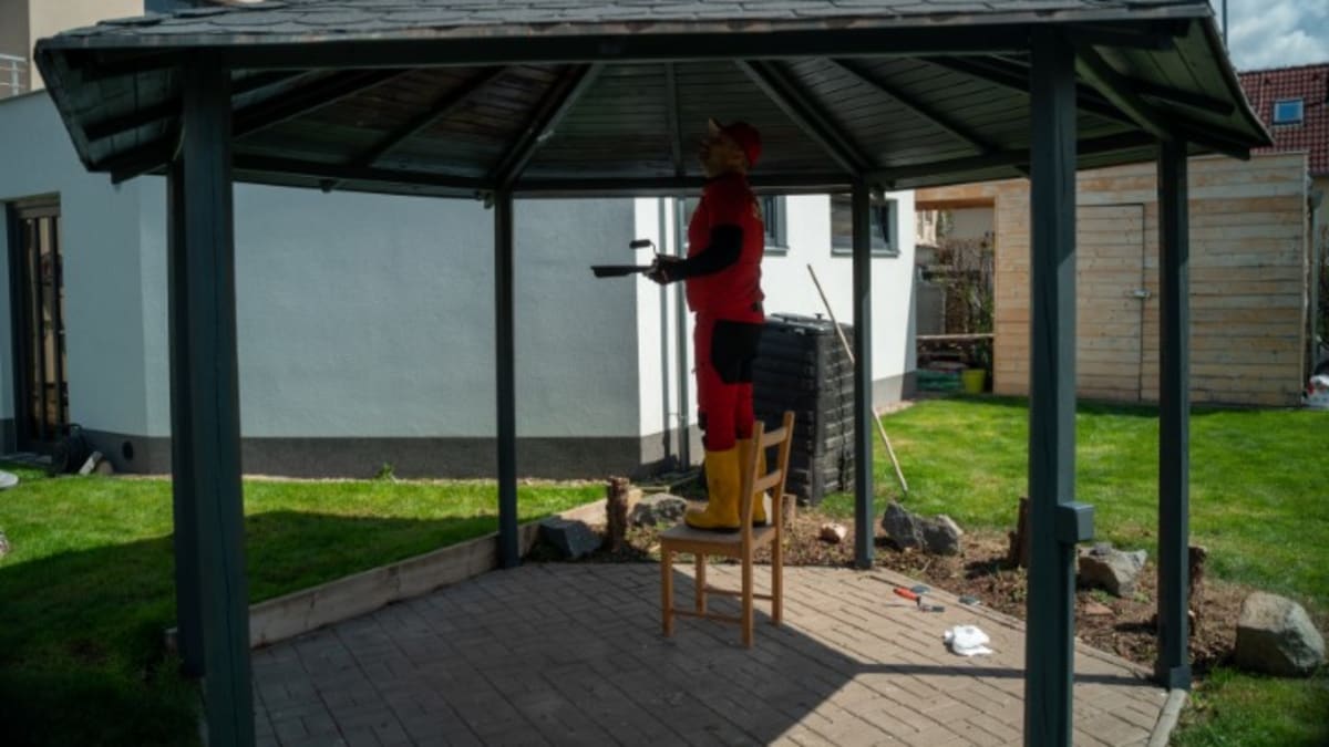 Pepa se pustí do renovace starého zahradního altánu