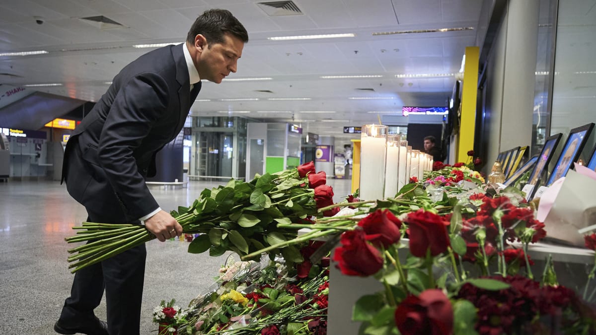 Ukrajinský prezident Volodymyr Zelenskyj pokládá květiny u improvizovaného památníku na kyjevském letišti Boryspil