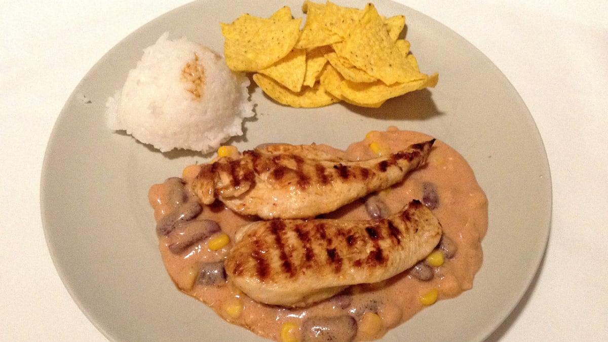 Grilovaná kuřecí prsa „jalapenos“ s mexickou omáčkou, jasmínová rýže nebo nachos