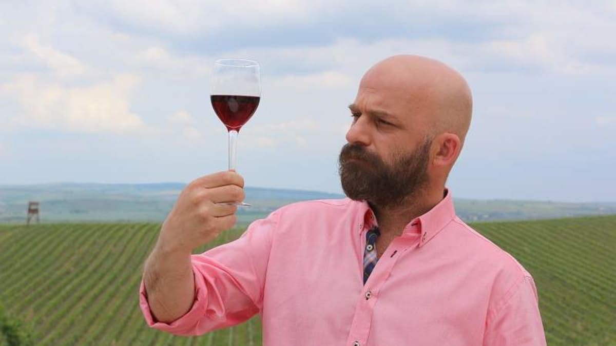 Vinař František Vlček (Hynek Čermák) na vinici