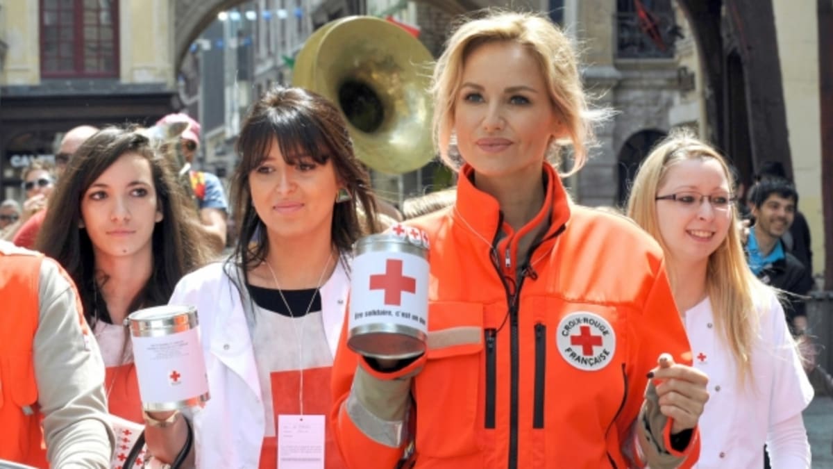 Adriana Sklenaříková se sestrami z Červeného kříže při zahájení národní kampaně