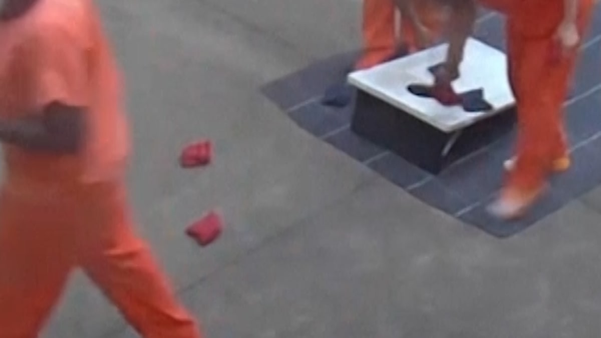 Dron shodil balíček s drogami a telefonem na vězeňský dvůr