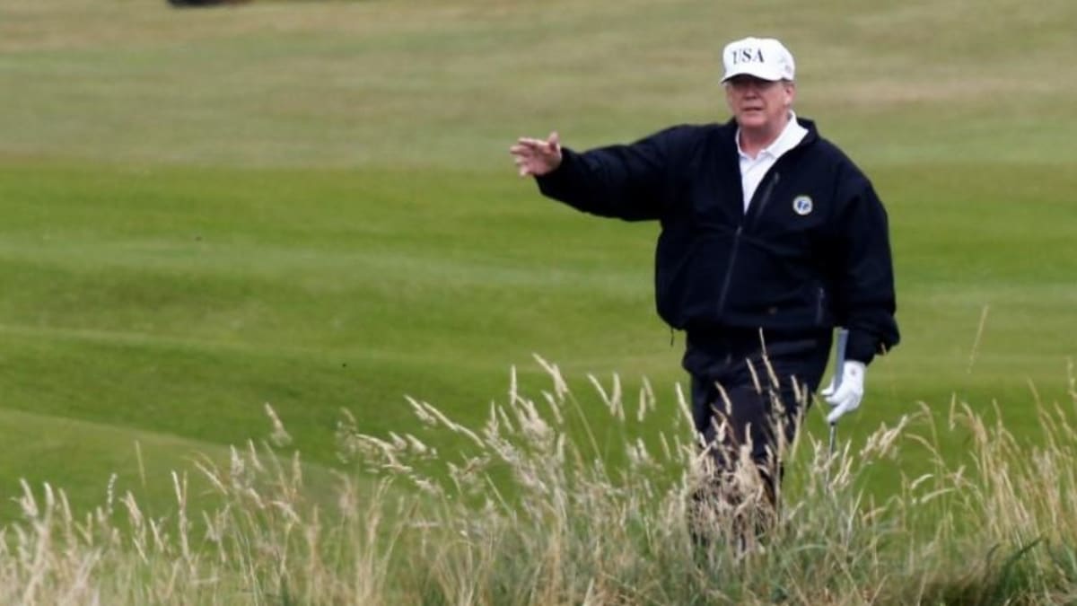 Trump si užíval ve skotském golfovém resortu, který vlastní