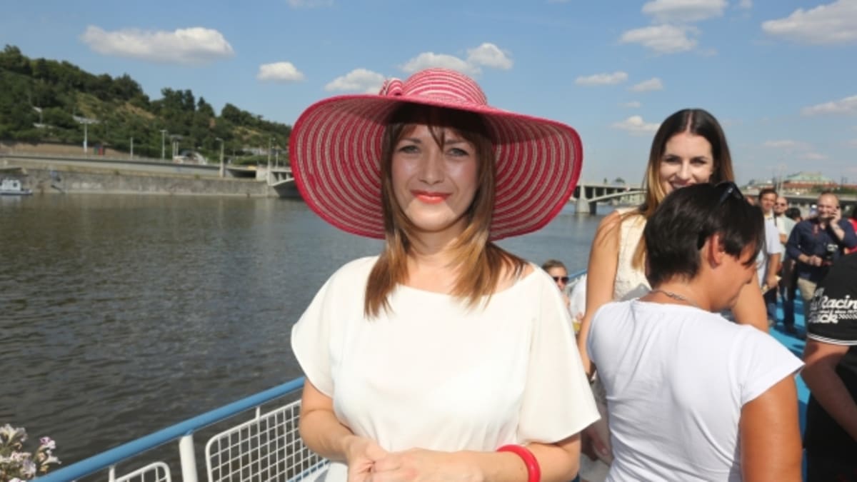 Tereza Kostková obzvláštnila své šaty barevným kloboukem