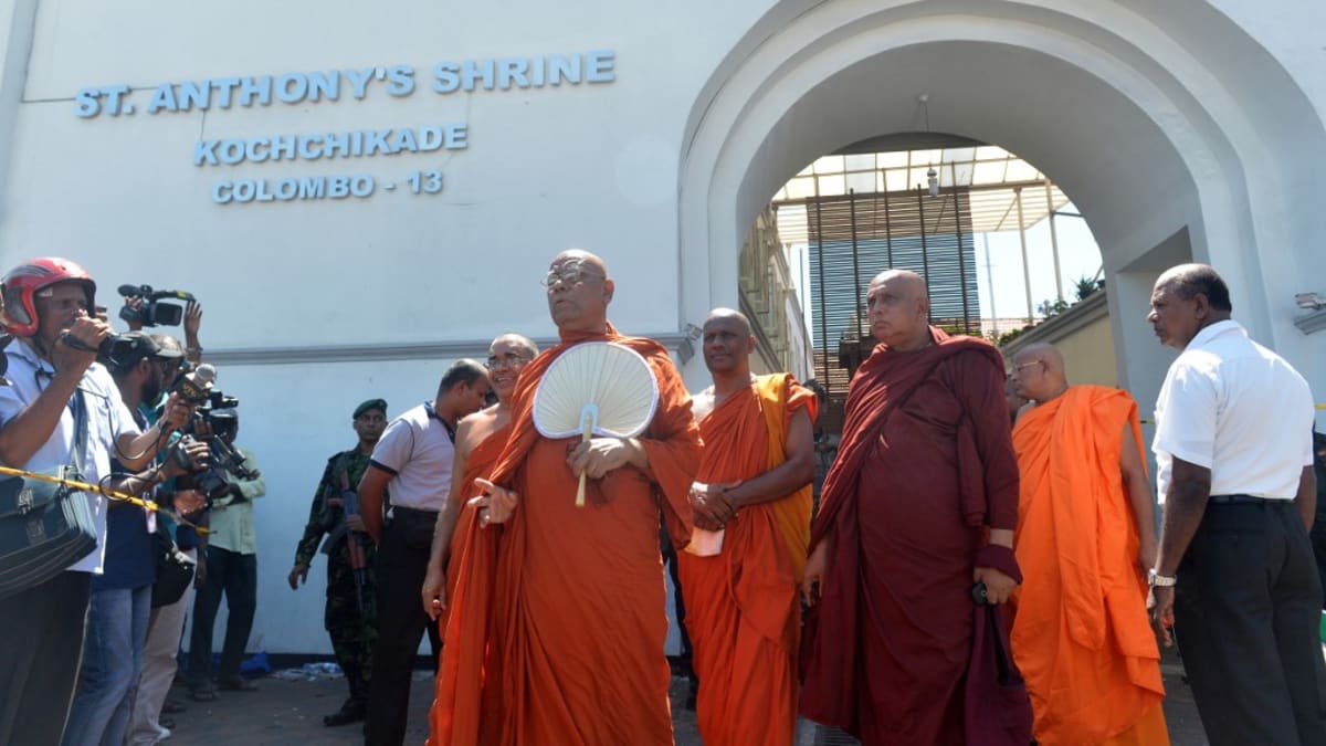 Budhističtí mniši navštívili kostel, ve kterém vybuchla bomba