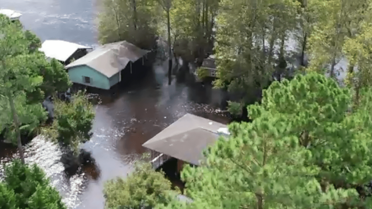 Záběry z dronu na zatopené domy