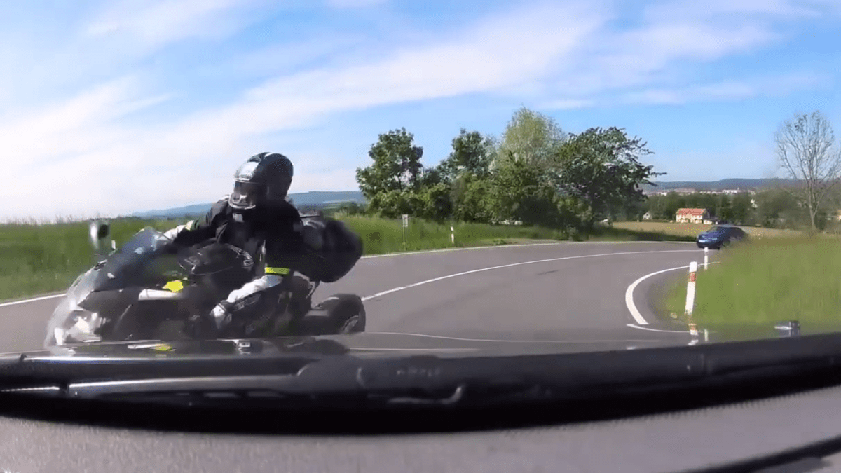 Nebezpečný manévr motorkáře