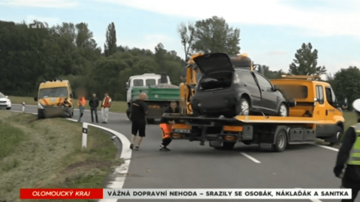 Vážná nehoda na Olomoucku: Srážka osobního vozu s náklaďákem i sanitkou