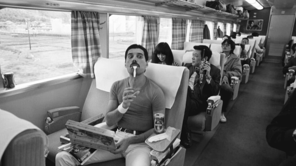 Freddie Mercury cestou na tour do Japonska 1982