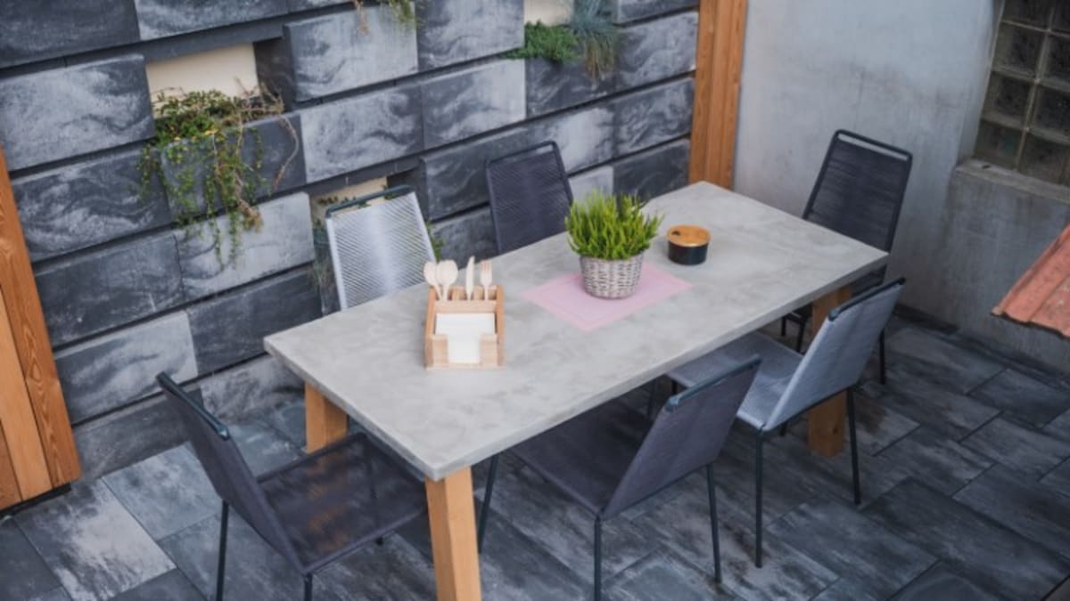 Beton je ideální materiál pro výrobu originálního stolu na terasu