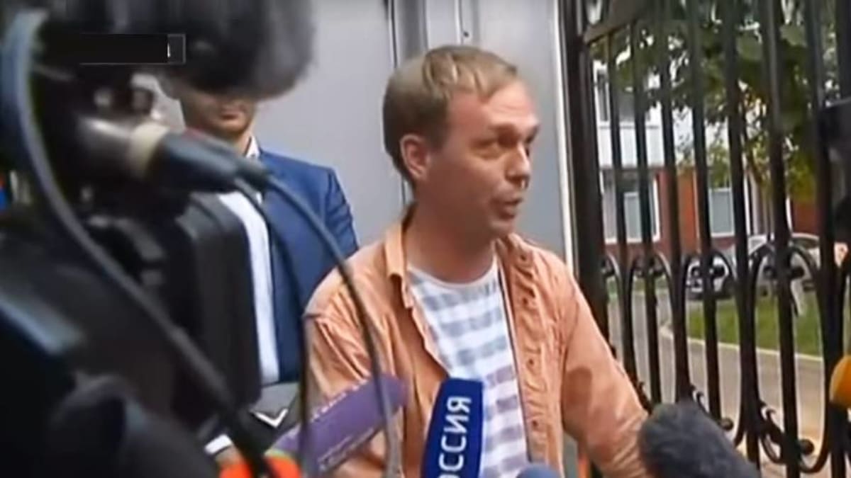 Propuštěný ruský novinář Golunov foto youtube