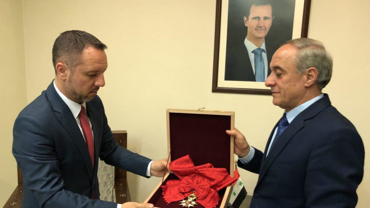 Syrský úředník vrací ocenění na rumunském velvyslanectví v Damašku