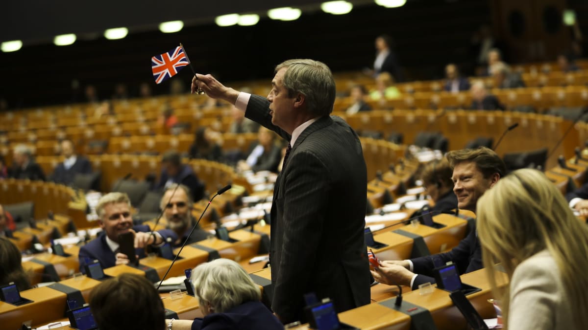 Britský euroskeptik Nigel Farage se s Evrospkým parlamentem rozloučil po svém