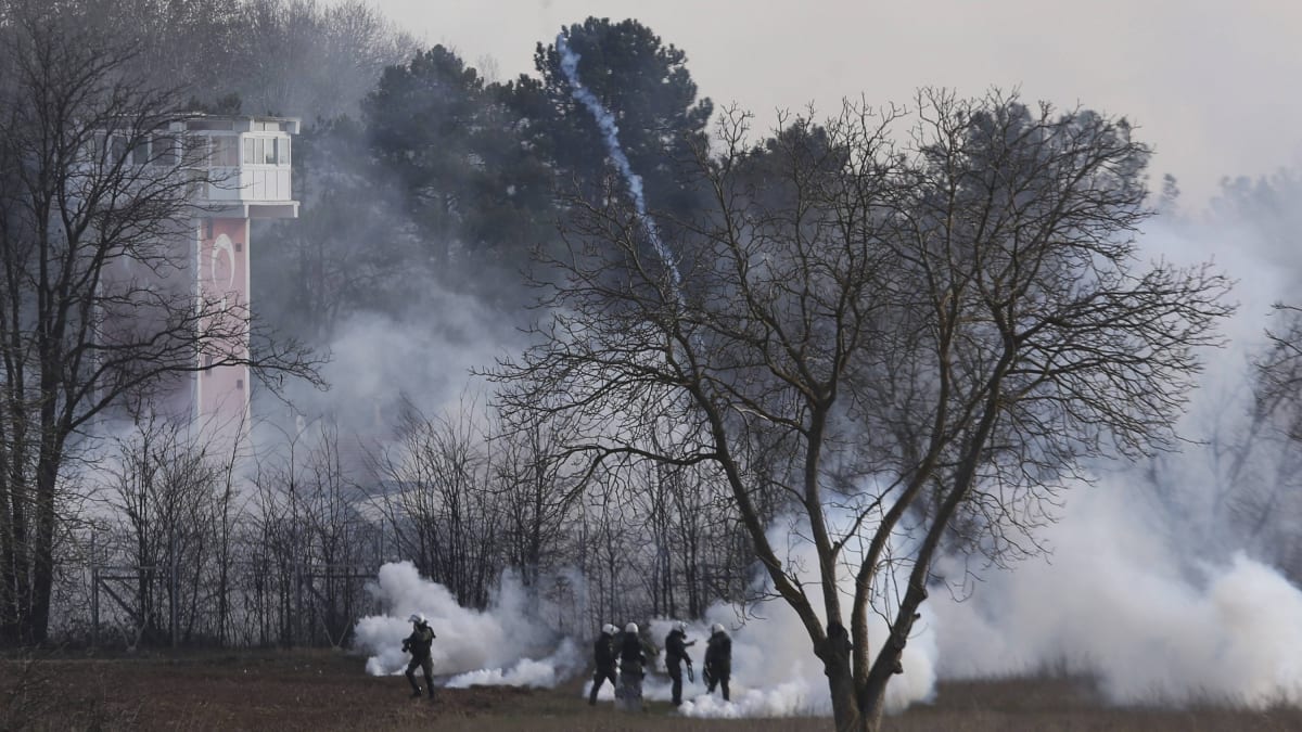 Řecká i turecká armáda používají proti migrantům slzný plyn