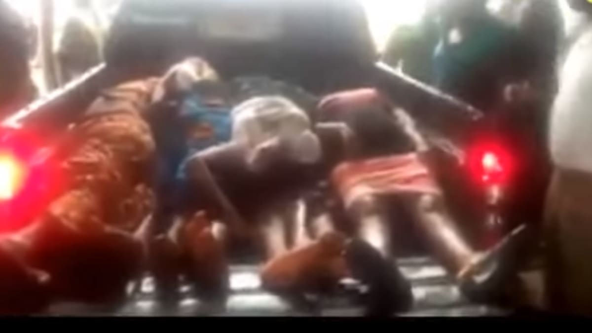 Mrtvá těla po útoku v nigerijském kostele