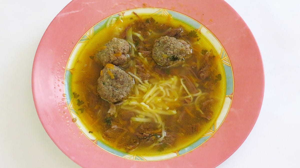 Hovězí polévka s játrovými knedlíčky a nudlemi