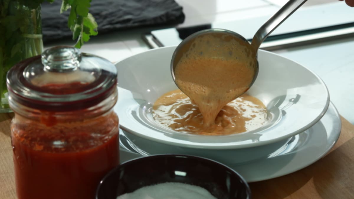 Aby byla krevetová polévka Bisque mírně pikantní, ochutíme ji chilli papričkami a pak snítkou estragonu, tymiánu a jedním bobkovým listem.