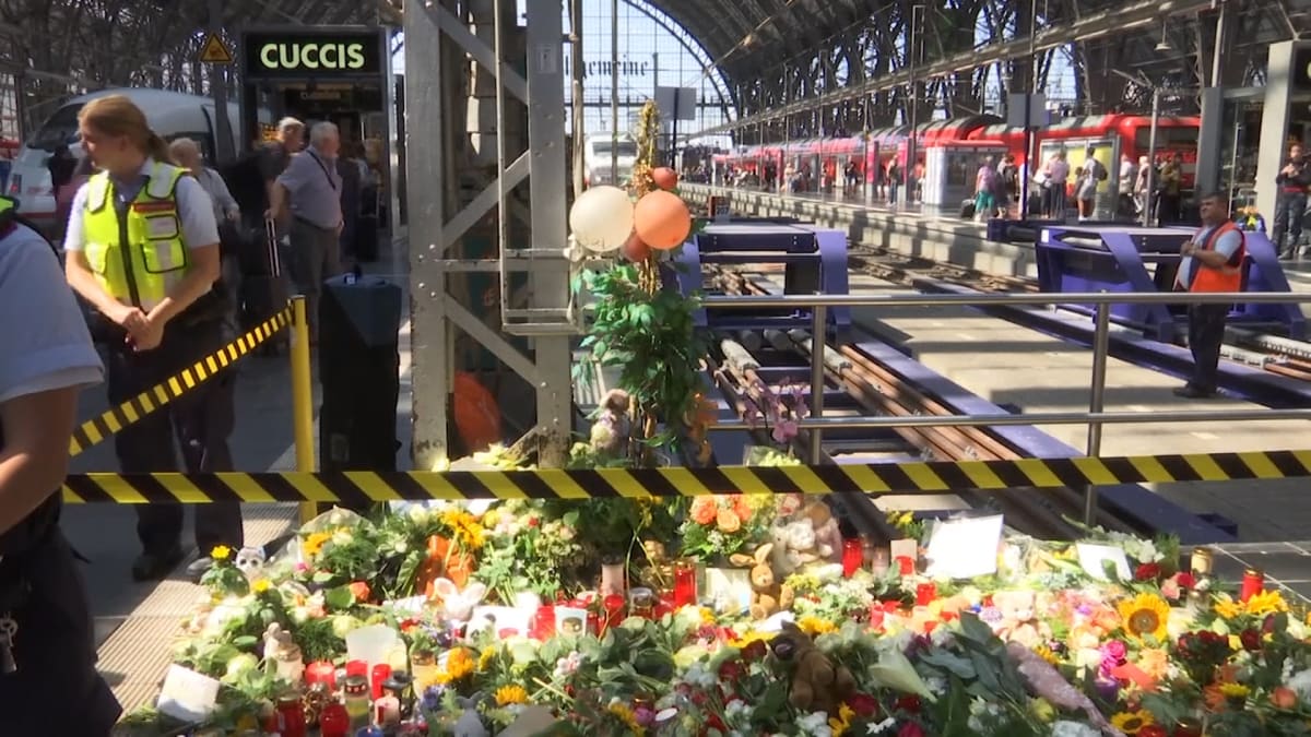 Tragédii na nádraží připomínají stovky květin, zapálených svíček a plyšových hraček