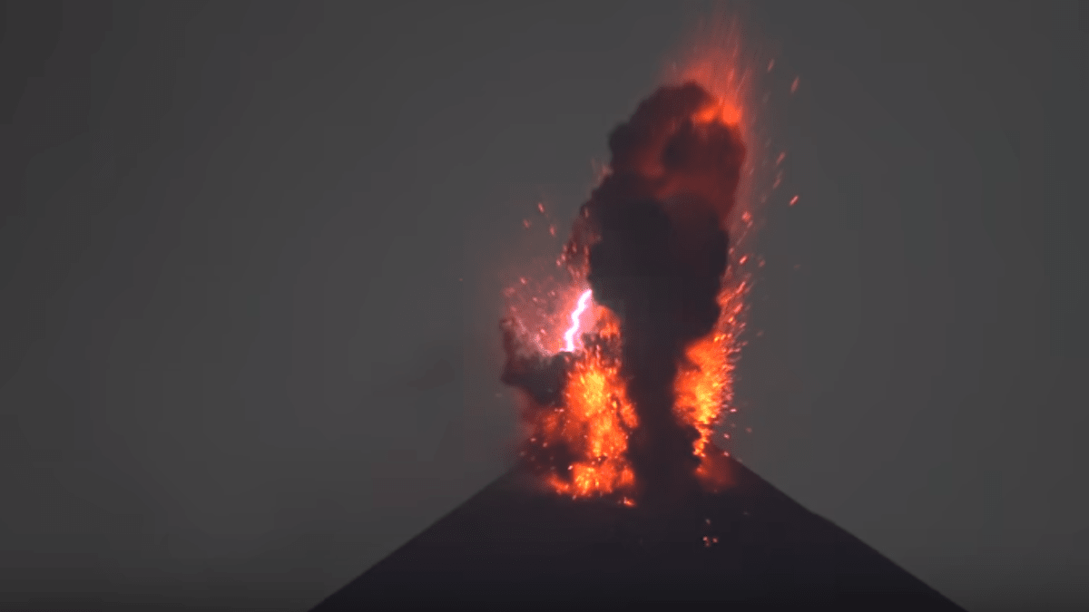 sopka Krakatoa vytváří blesky