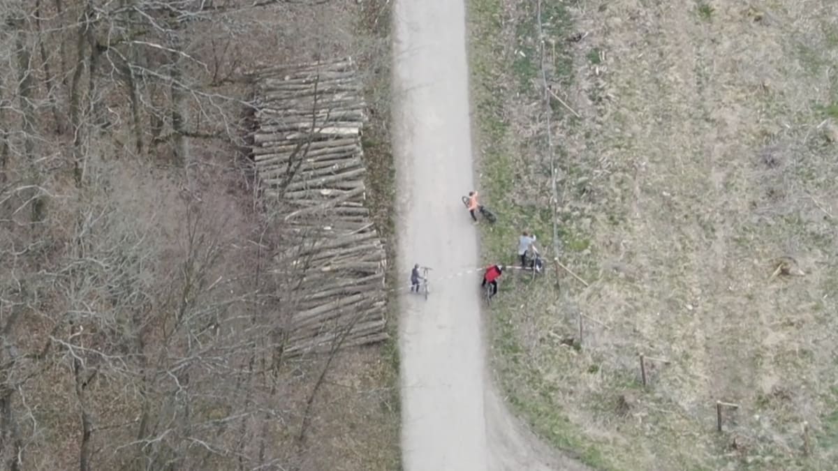 Cyklisté se dostali do uzavřené zóny, hrozí jim vysoká pokuta