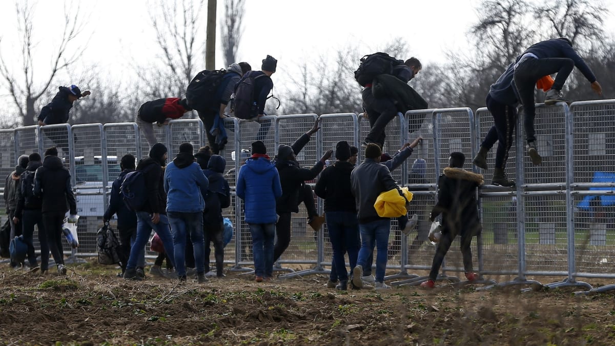 Migranti na hranici Turecka a Řecka překonávají zátaras
