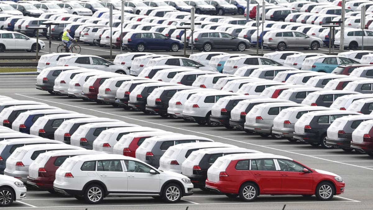Nové vozy Volkswagen zaparkované v německém Cvikově
