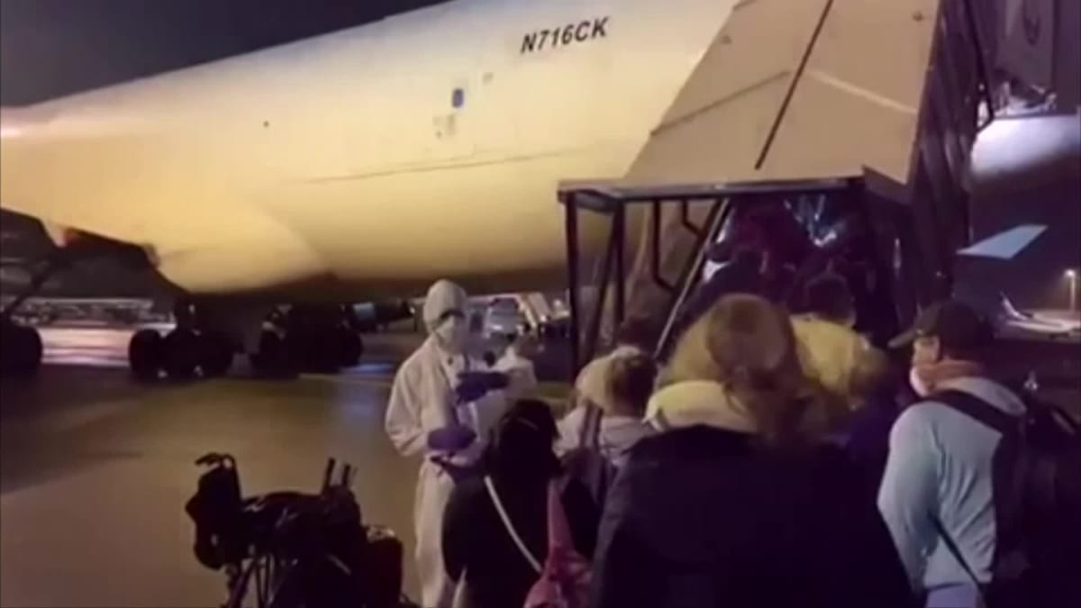 Evakuovaný pár z výletní lodi Diamond Princess natočil kabinu letadla (ZDROJ: AP)