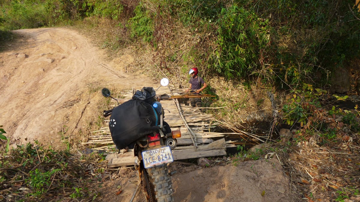 Občas jsme si museli most zrekonstruovat sami. Laos